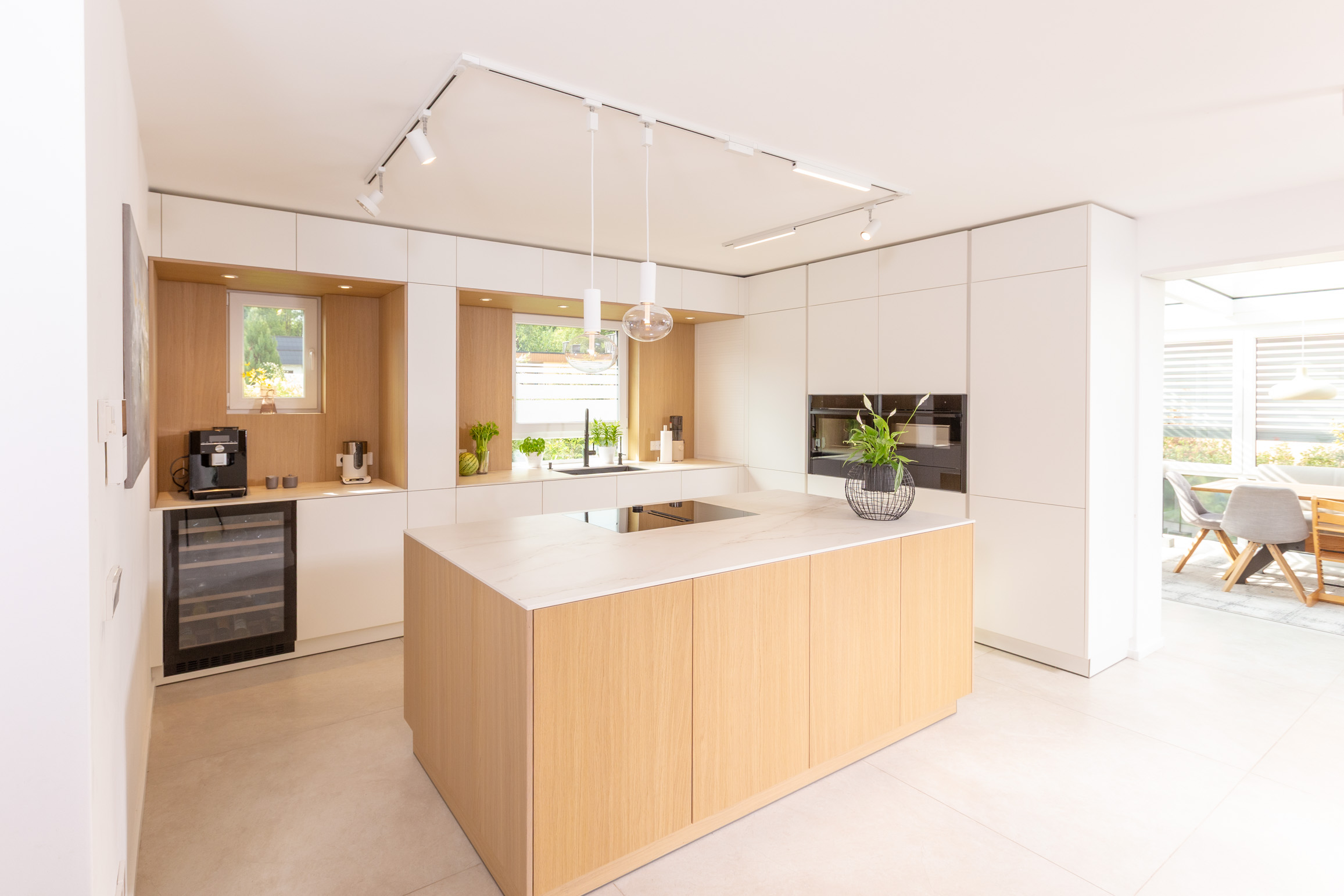 Helle Küche mit Kücheninsel