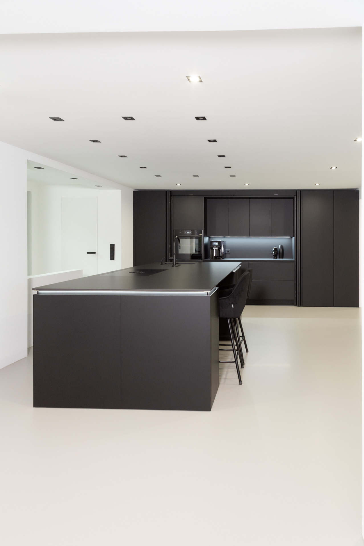 Schwarze Küche mit viel Schrankfläche - aus anderer Perspektive