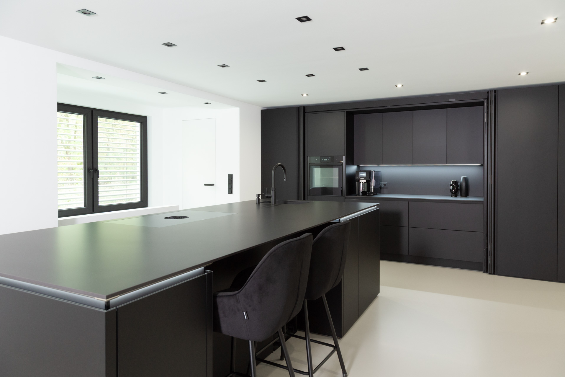 Schwarze Küche mit großer viel Schrankfläche