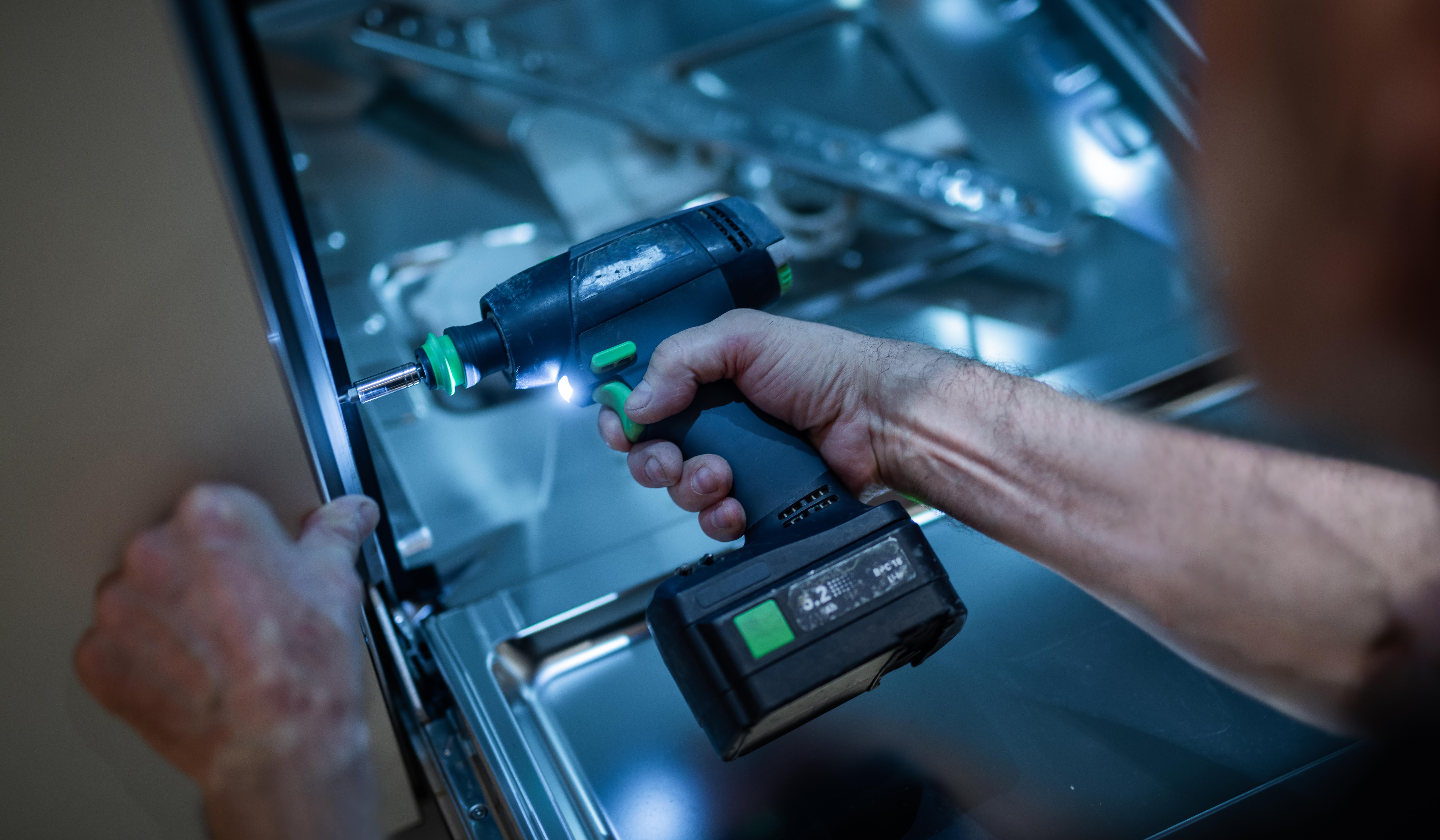 2020_Handwerk_Küchen-Montage_Geschirrspueler_Bohrer