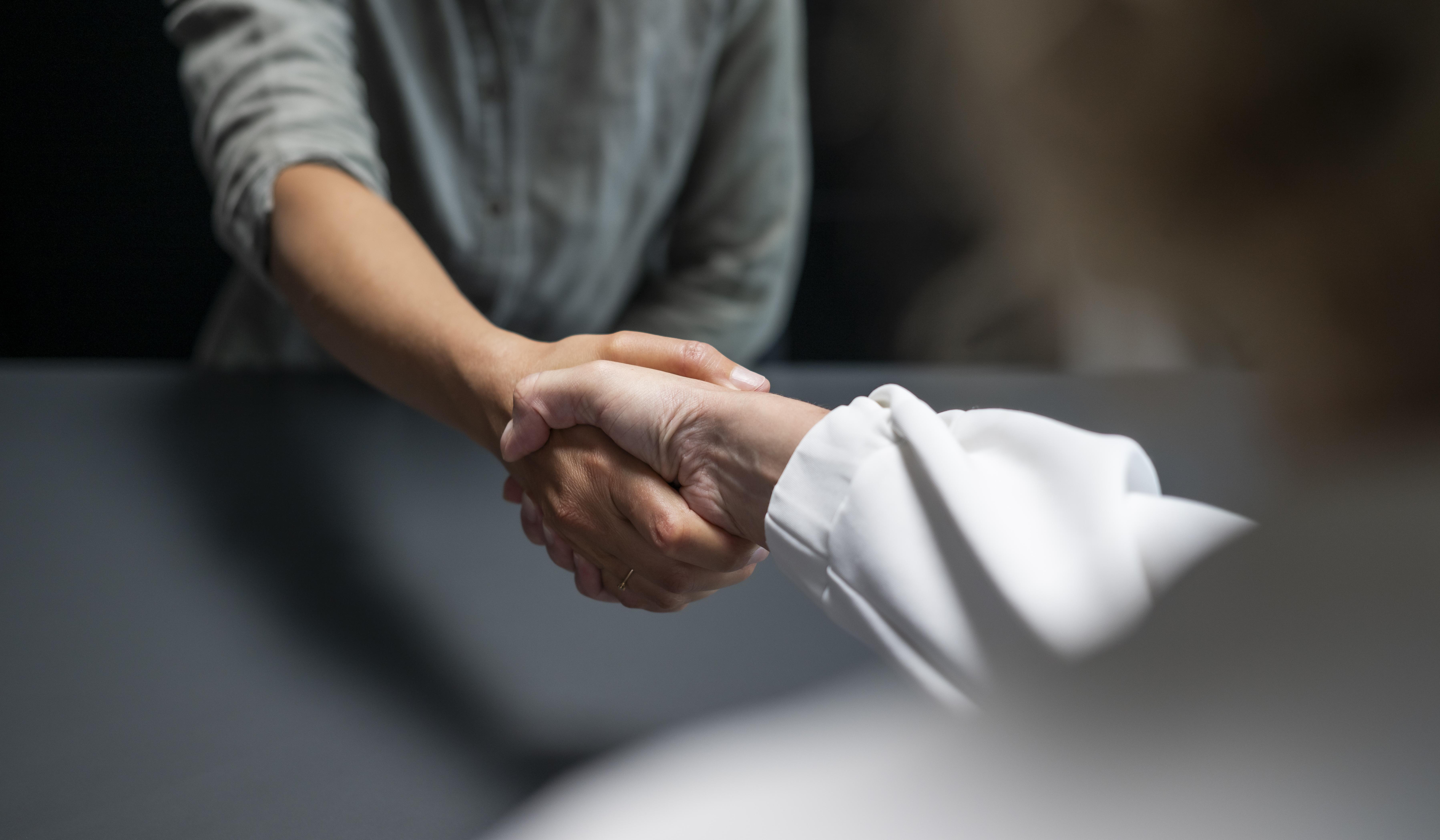 Beratungsgespräch Küchenkauf Handschlag