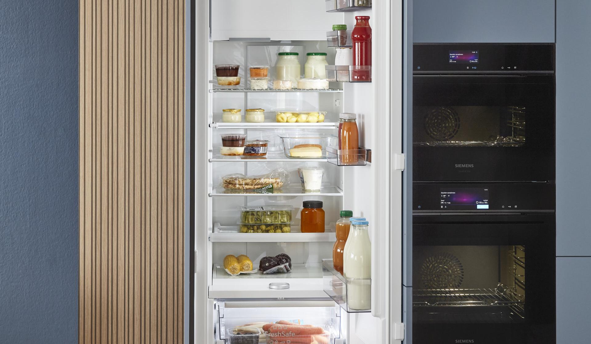 NEFF Kühlschrank, daneben 2 NEFF Einbaubacköfen, blaue Glassplatten