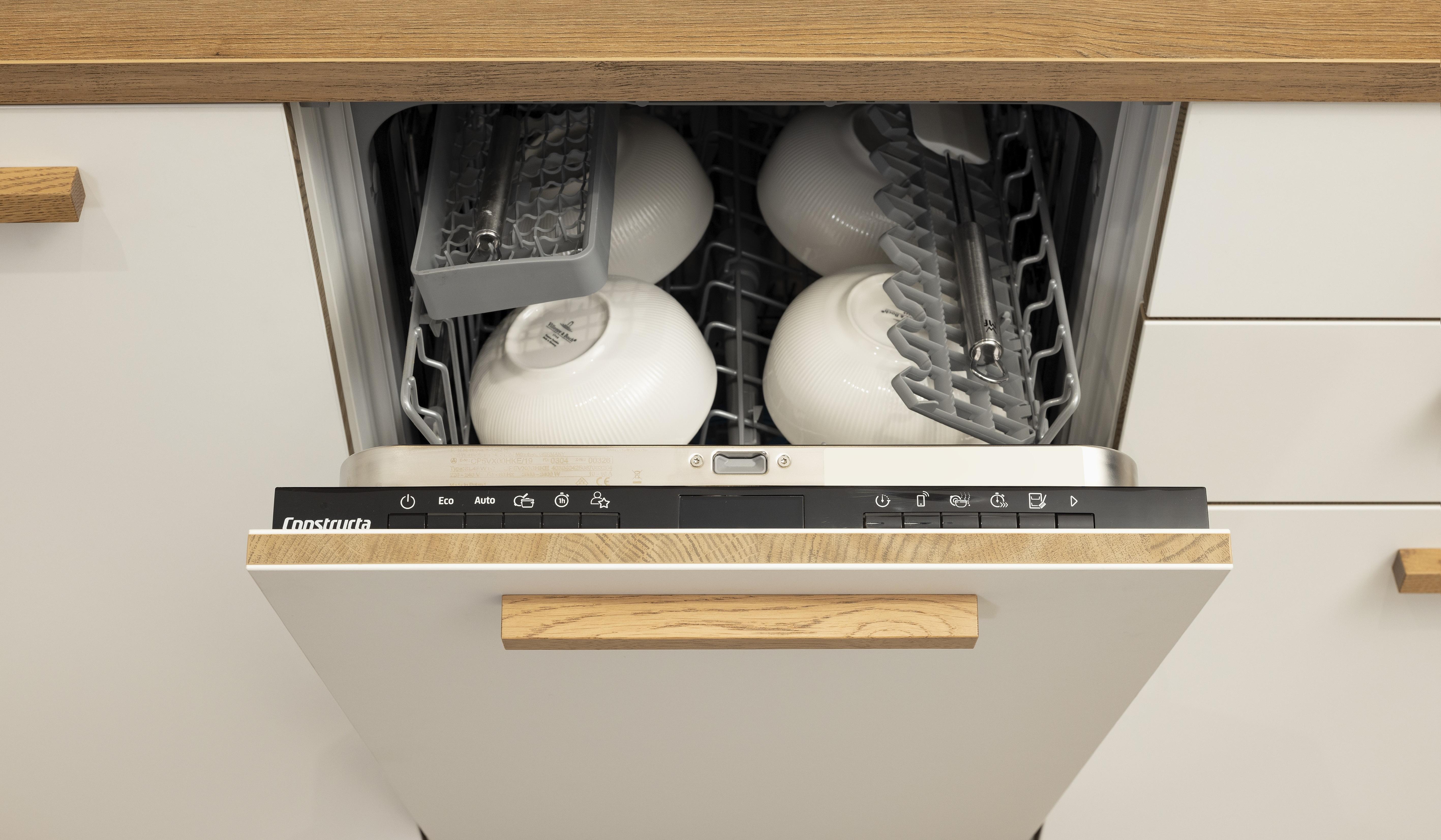 APL: Vulkaneiche NP 25 mm Front: Manhattan Vulkaneiche NB Front: Weiß Korpus: Weiß Griff: Vulkaneiche Geräte: Constructa Armatur: Nolte Spüle: Pyramis    Features: Tiny Kitchen, Einsteigerküche, Dominokochfeld 45er Spülmaschine, Holzgriffe in Frontmaterial, holzfarbene Kanten der Fronten (!), Nischenrückwand und APL gleiches Material, kleine Thekenlösung für Essen und Arbeiten, integrierter Tiny HWR.