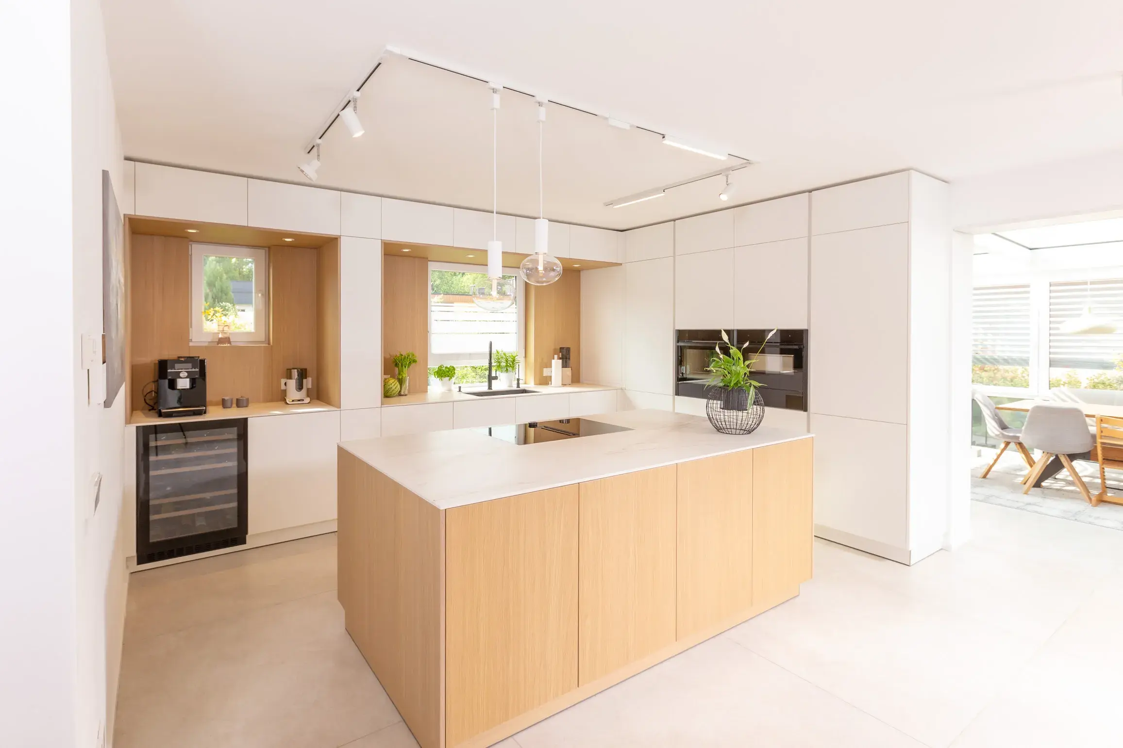 Helle Küche mit Kücheninsel