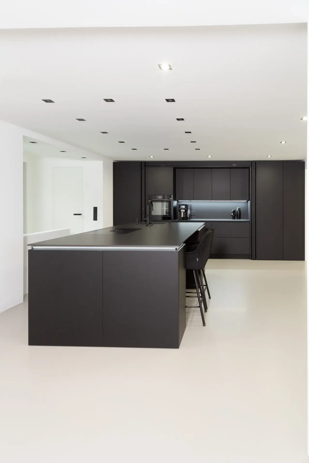 Schwarze Küche mit viel Schrankfläche - aus anderer Perspektive